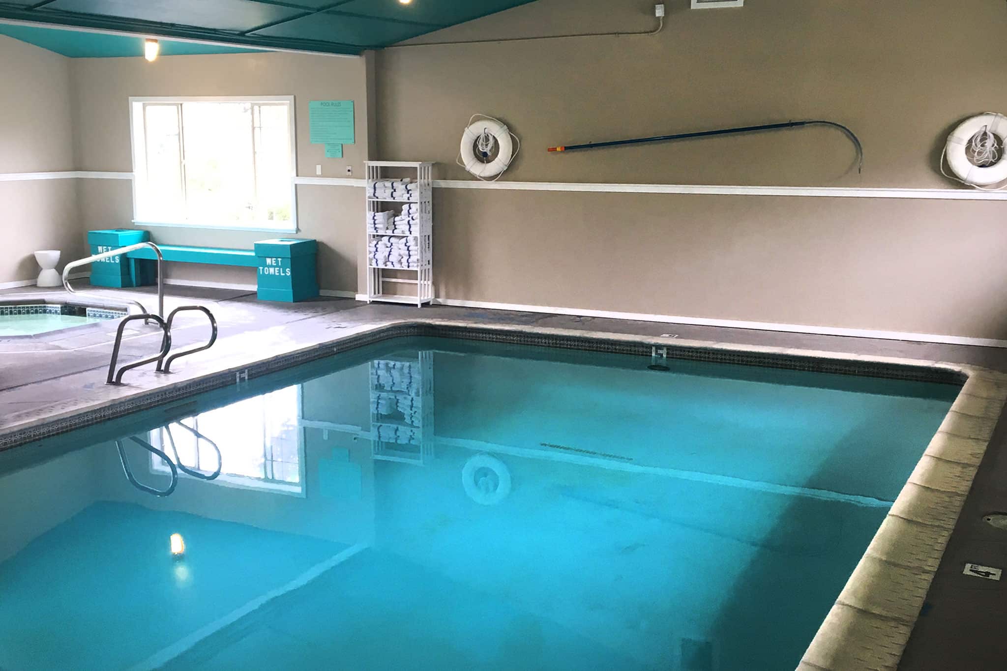 Hotel with a pool in Seaside, Oregon